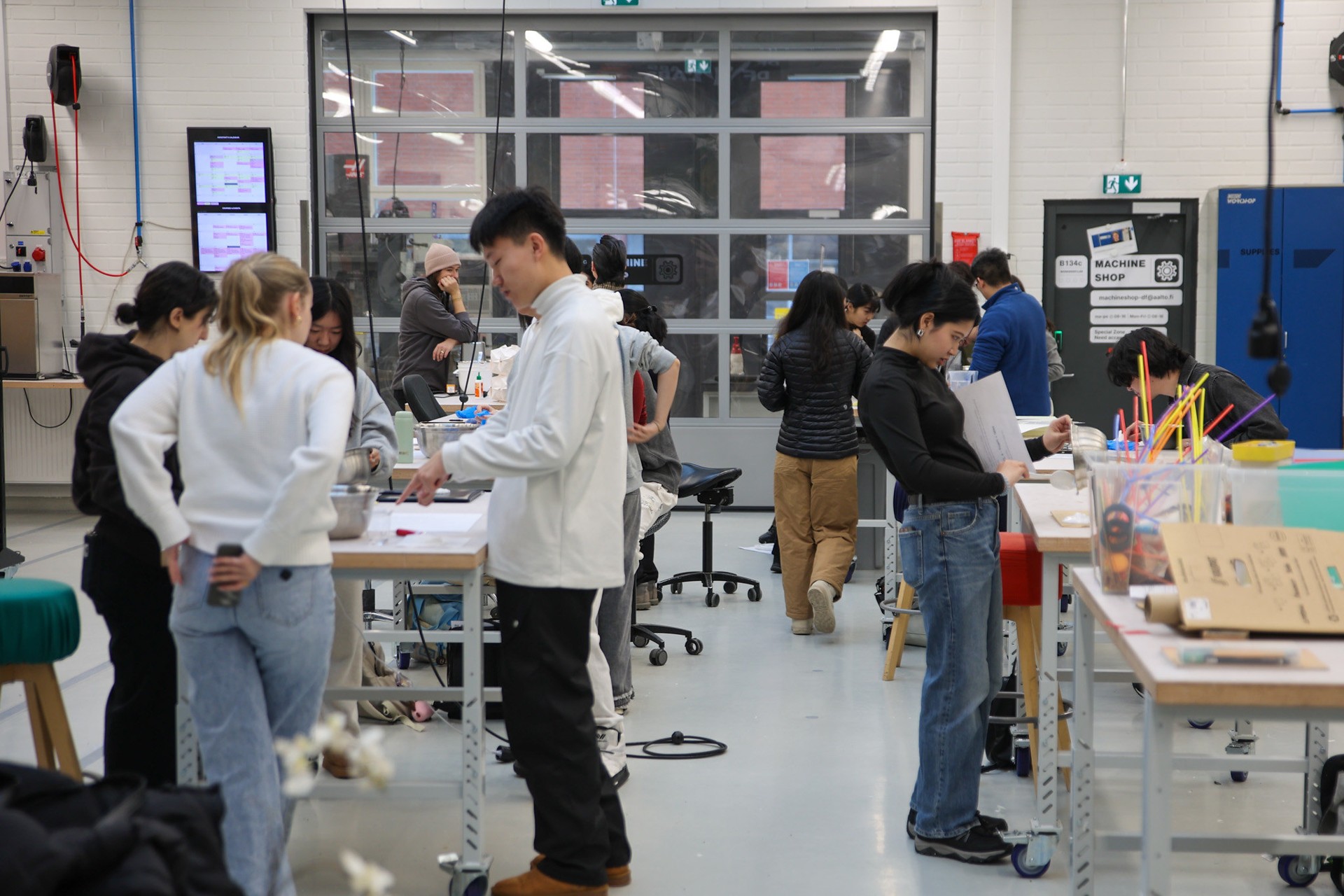 Aalto Design Factoryで、学生たちが一緒に試作を進める様子