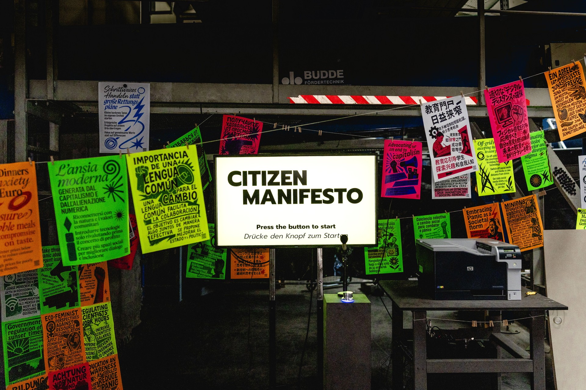 Open Futurelab 2025のCitizen Manifesto展示。来場者の意見を集める色鮮やかな空間。