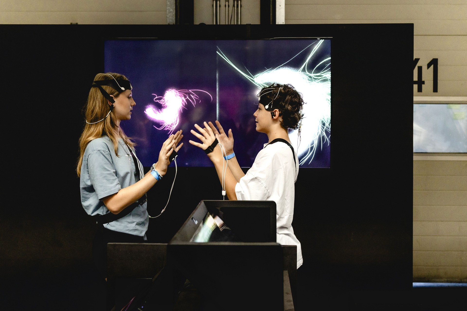 Open Futurelab 2025でLife Inkの身体センサーを体験する来場者。
