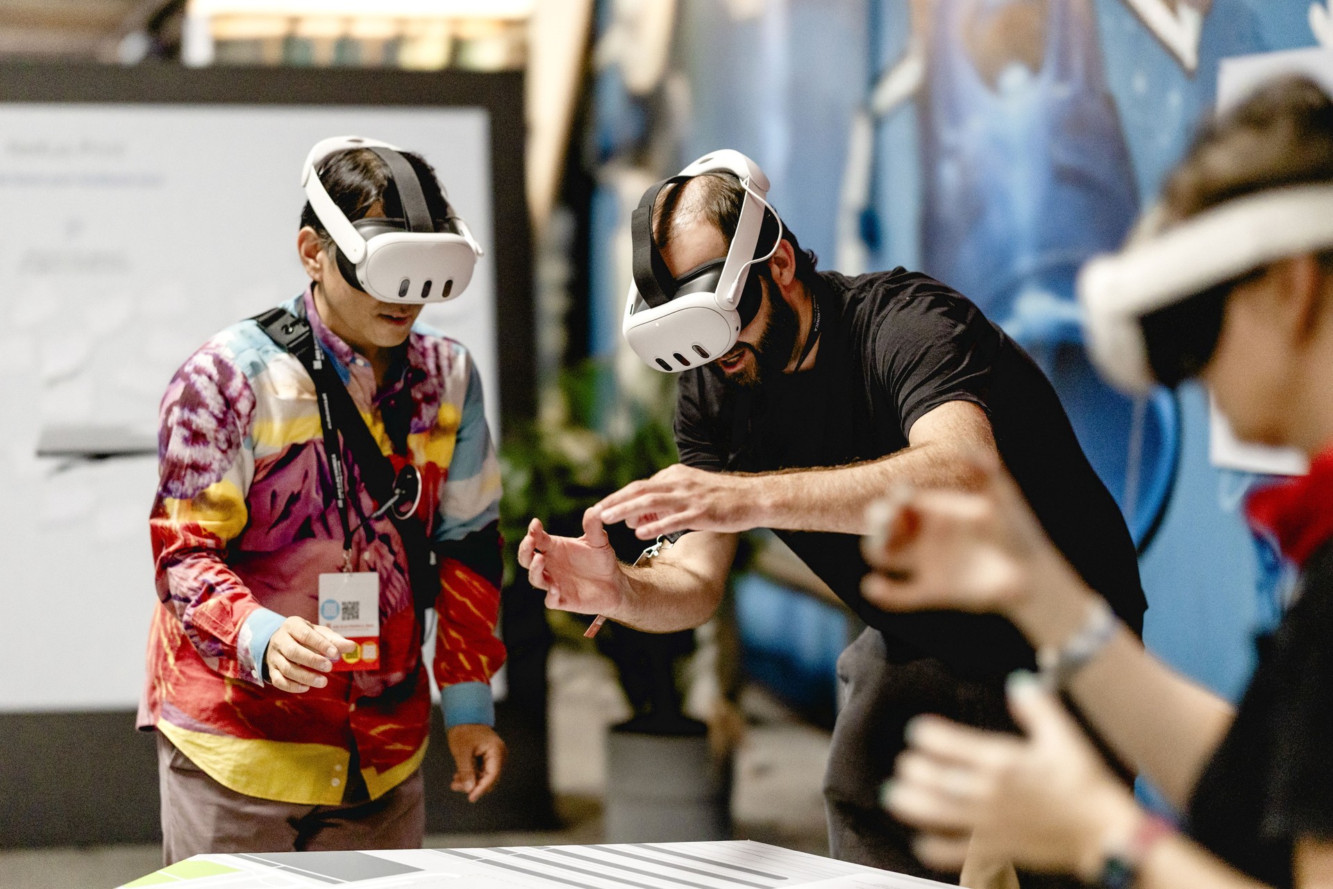 Open Futurelab 2025で来場者がXRヘッドセットを装着し、共同創作を体験する実写。