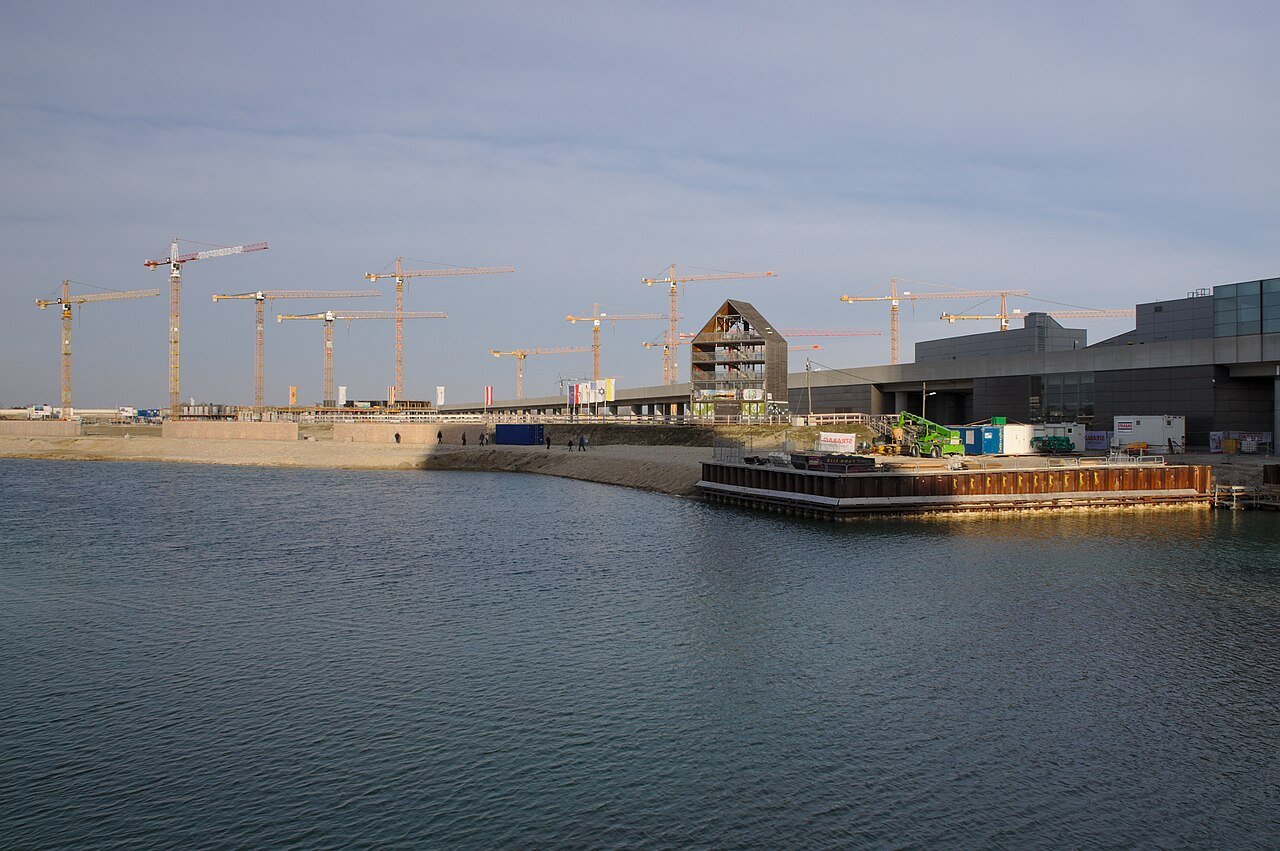 aspern Seestadtの湖と建設中の地区。2020年当時の現地写真。
