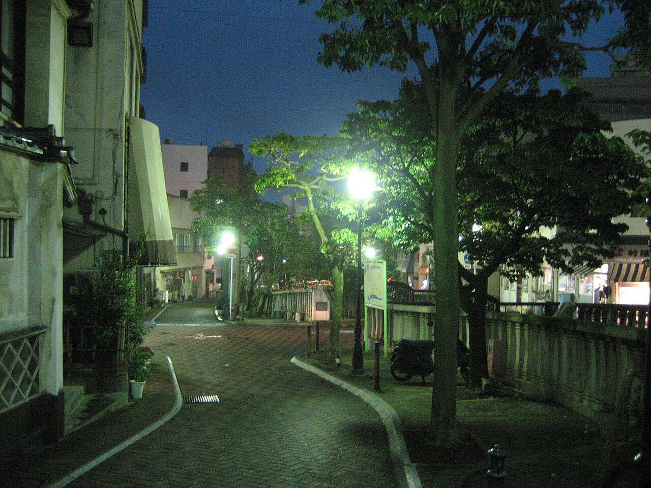 2007年撮影の熱海銀座の街路。
