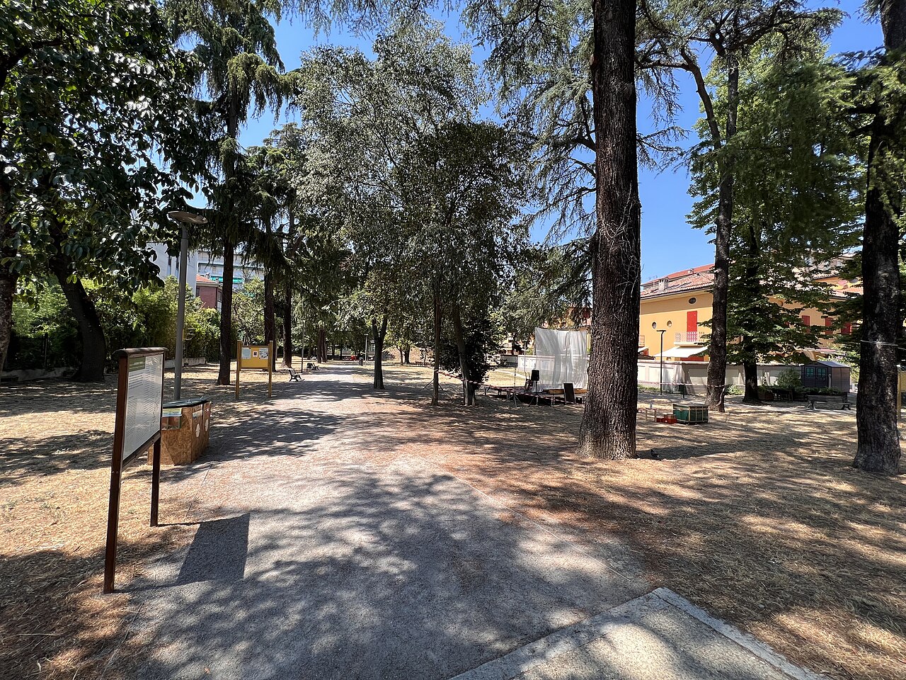 BolognaのGiardino Savioliを入口から望む。