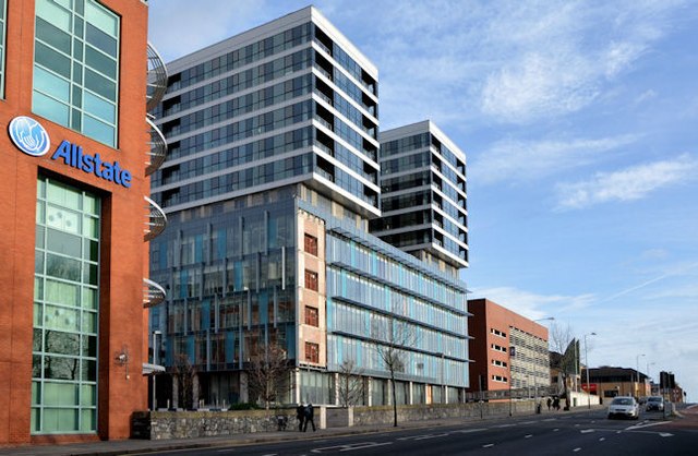 ベルファストの8 Lanyon Place。ガラス張りの建物の前で外構工事が進んでいる。