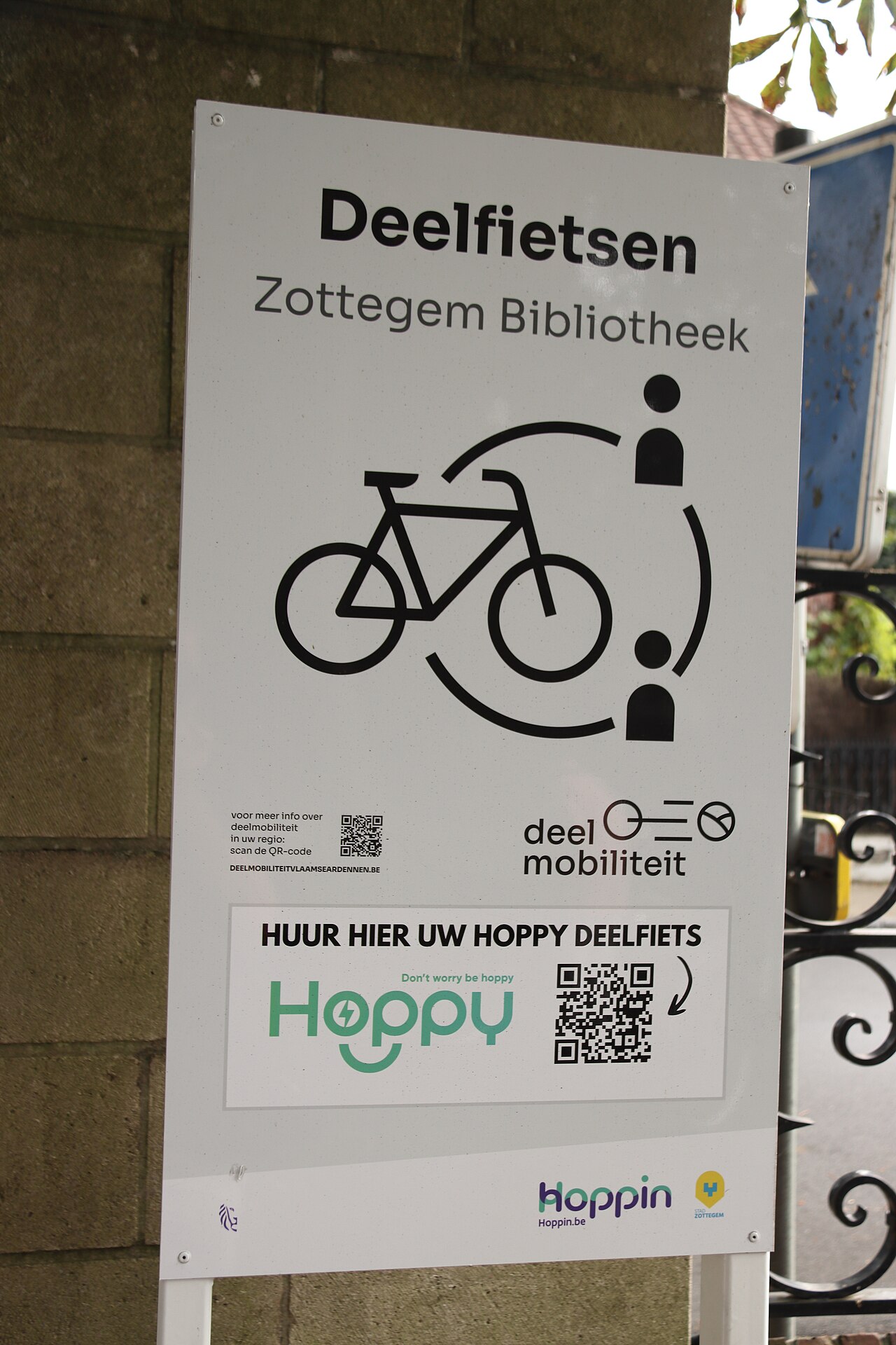 Zottegem図書館のHoppin拠点にある共有自転車。