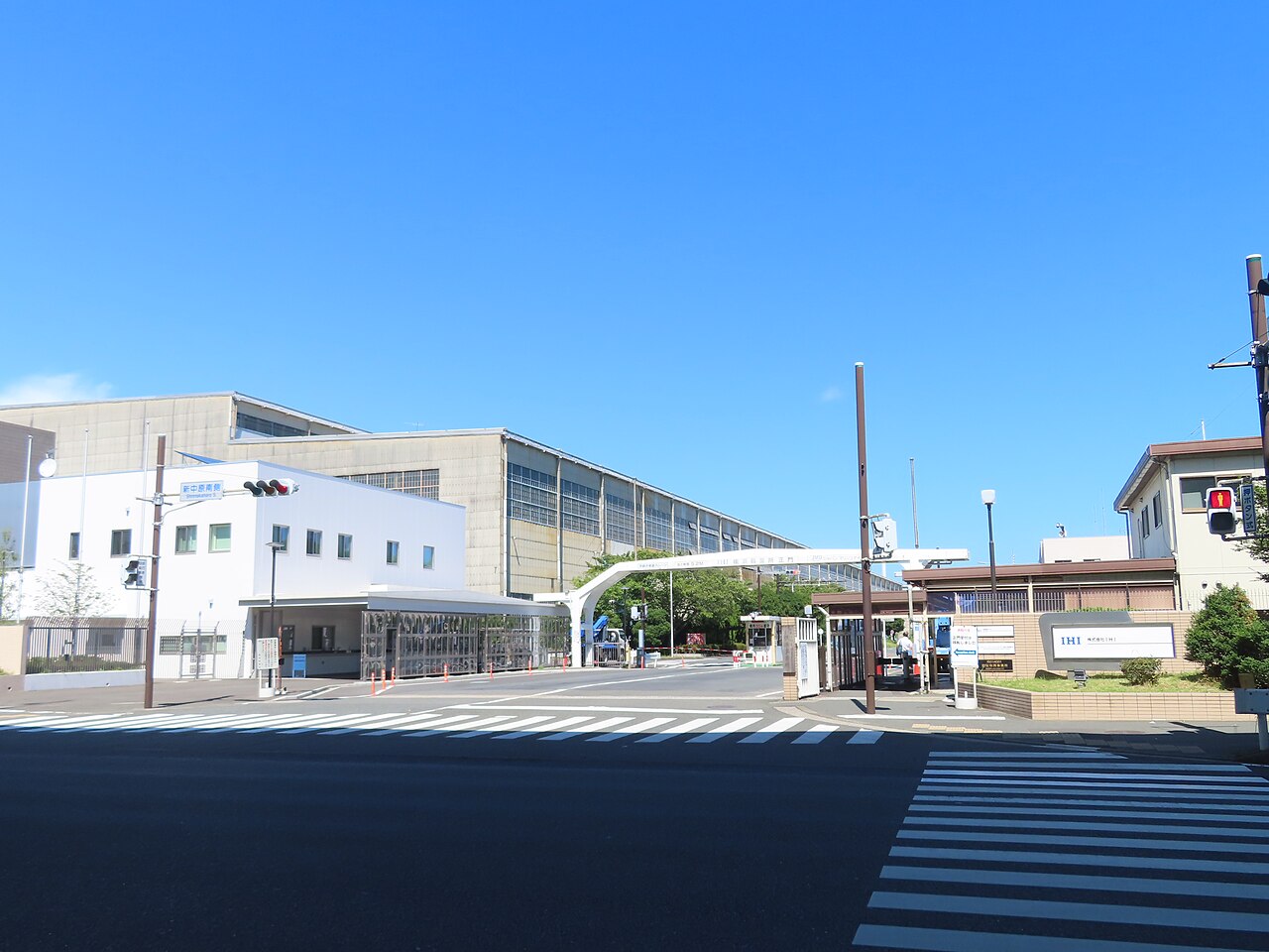 IHI横浜事業所の正門と建物。