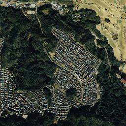 森林に囲まれた今泉台五・六・七丁目を中心とする住宅地の航空写真。