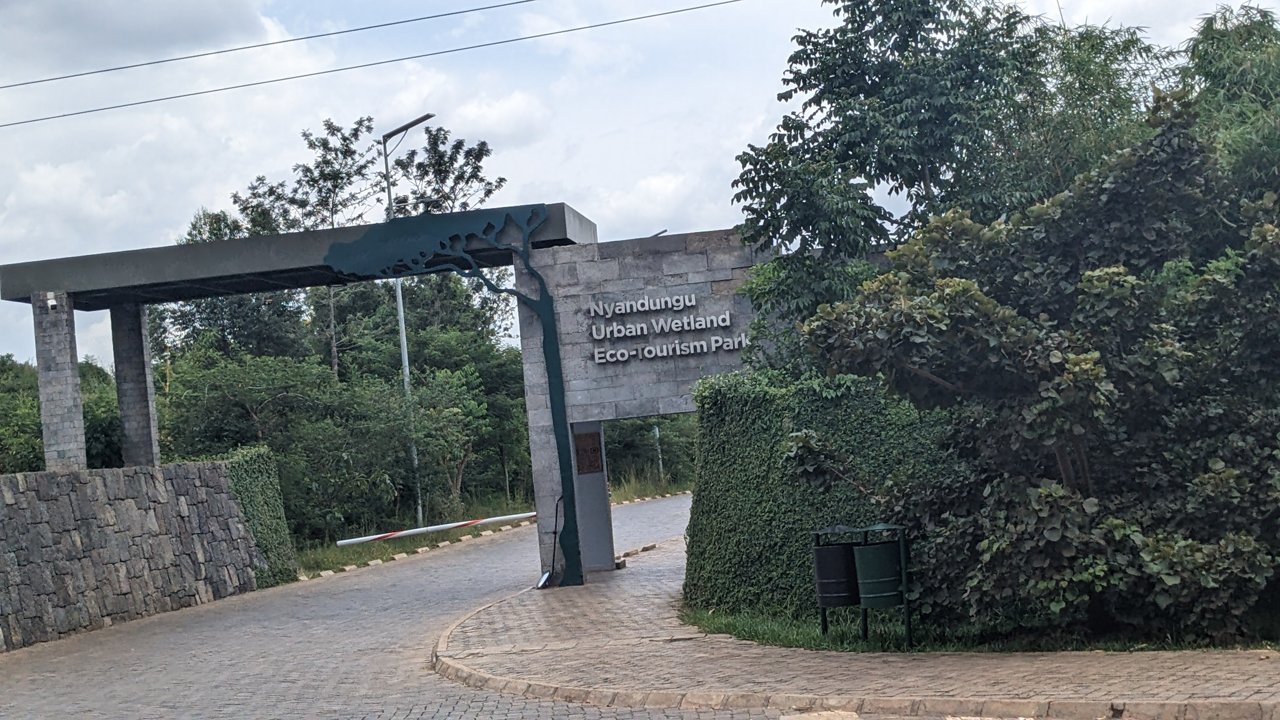 キガリのNyandungu Eco Parkの入口と緑地。