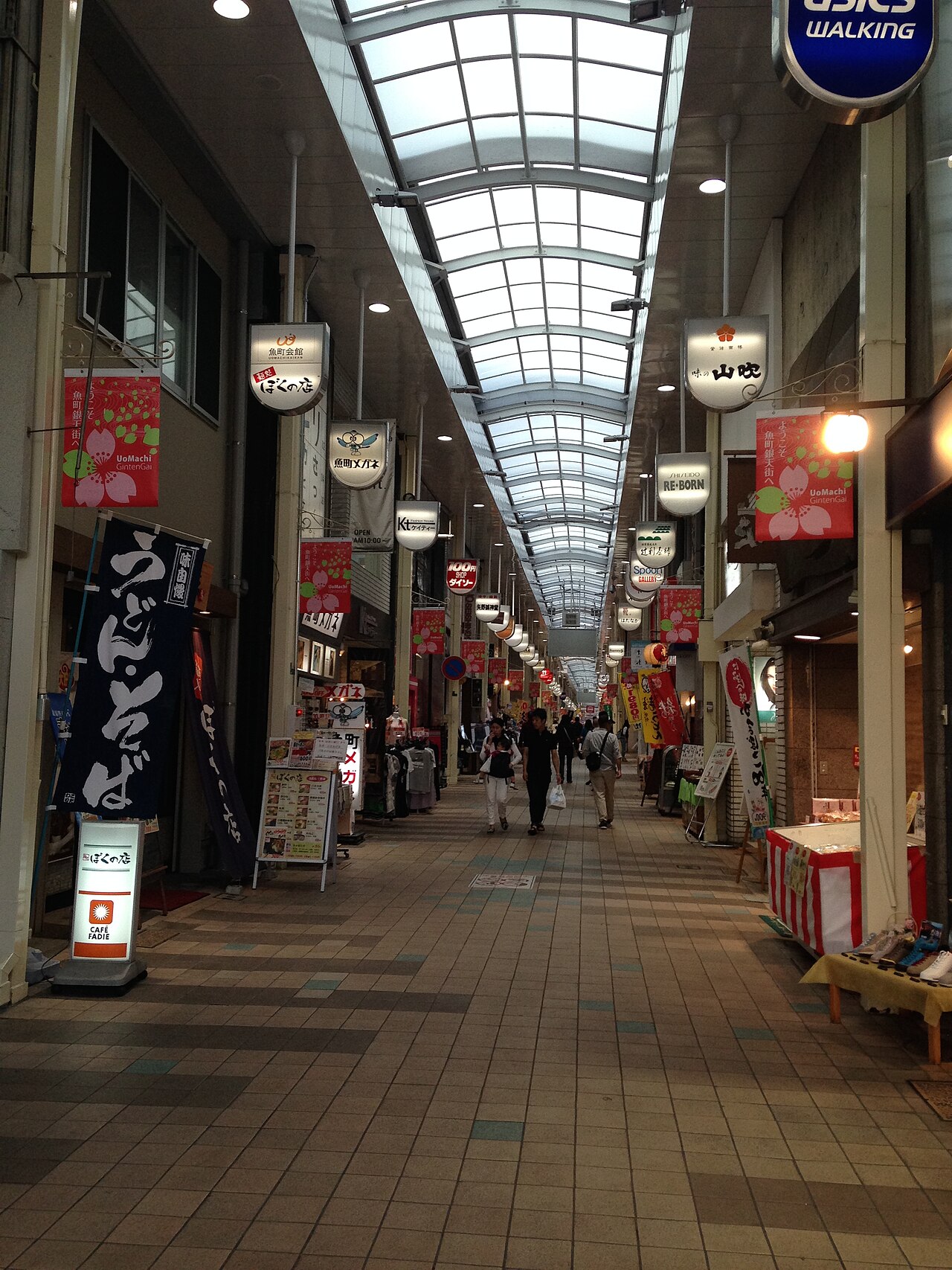 北九州市小倉の魚町銀天街の内観。