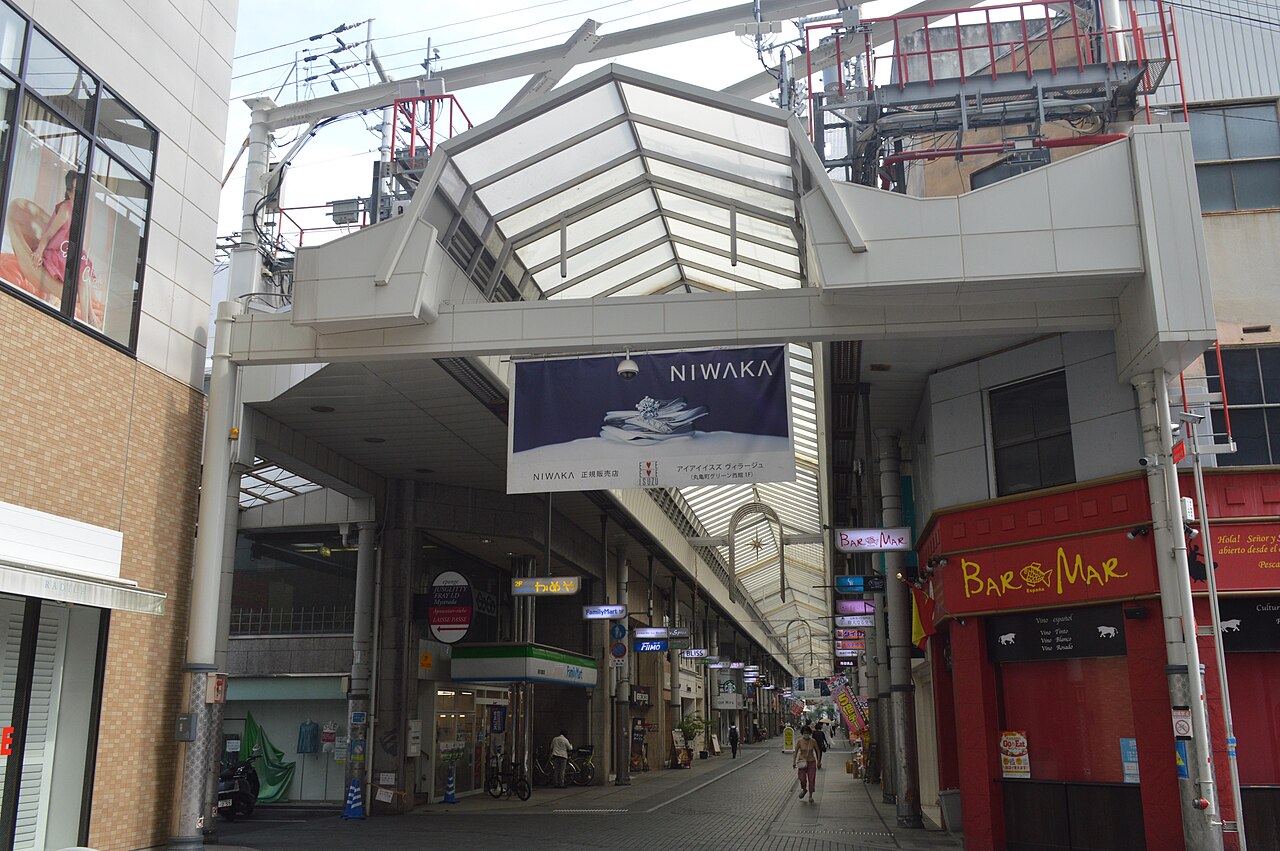 高松丸亀町商店街の街路空間。