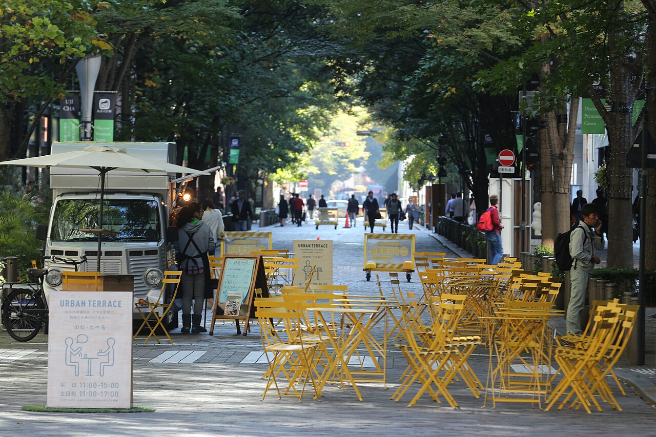 丸の内仲通りで時間を区切って行われる歩行者天国、丸の内アーバンテラス。