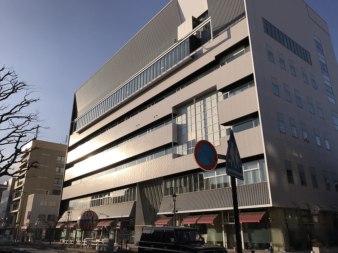 松本市のMウイング南棟外観。
