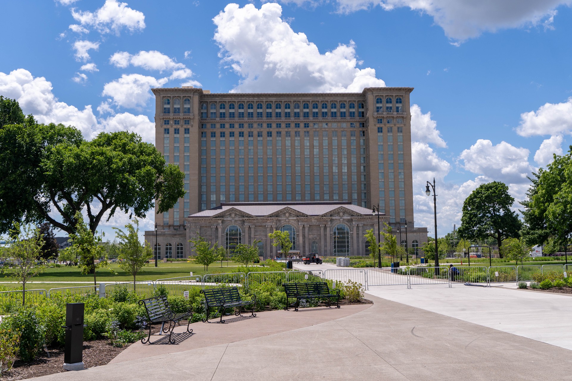 Michigan Central OPEN開催時、Roosevelt Park側から撮影した駅舎。Newlab施設内部ではない。