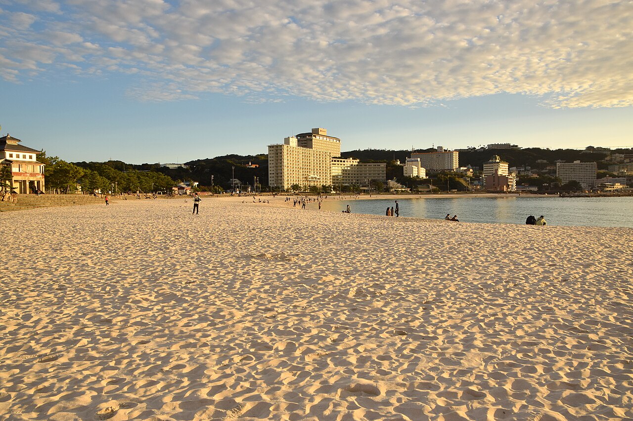 和歌山県白浜町の白良浜と沿岸市街地。