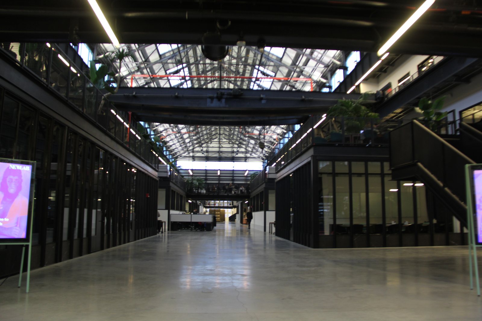 Newlab Brooklynの共用空間。旧造船所の鉄骨と天窓が残る内部（2017年撮影）。