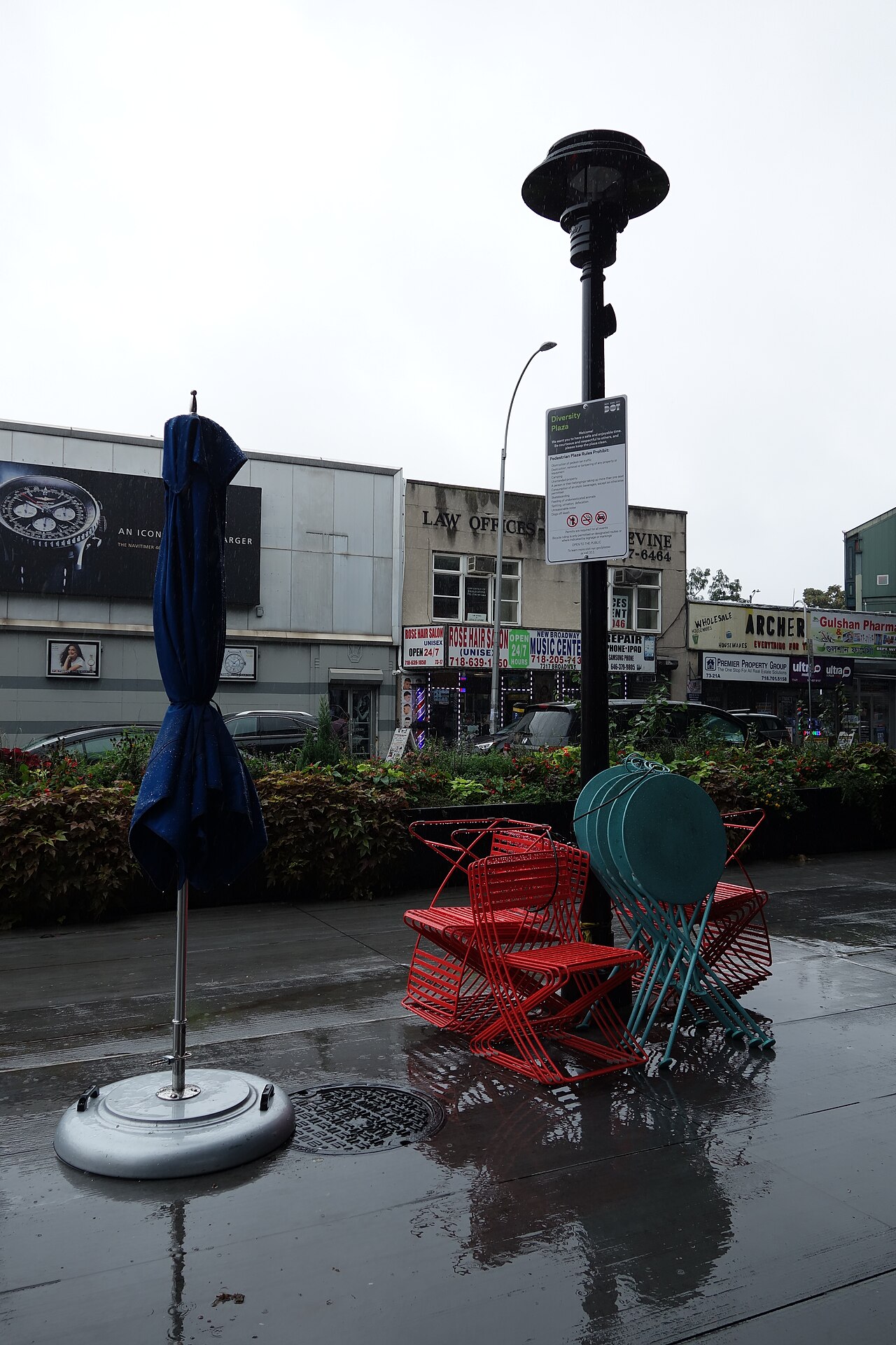 ニューヨークQueensのDiversity Plazaの案内標識と広場。