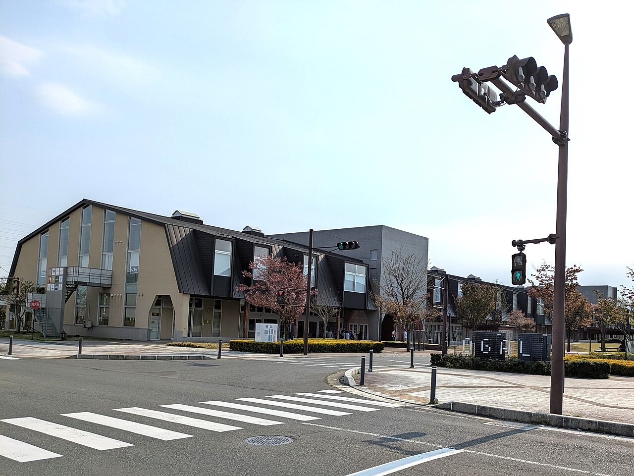 紫波町図書館などが入るオガールプラザ中央棟。