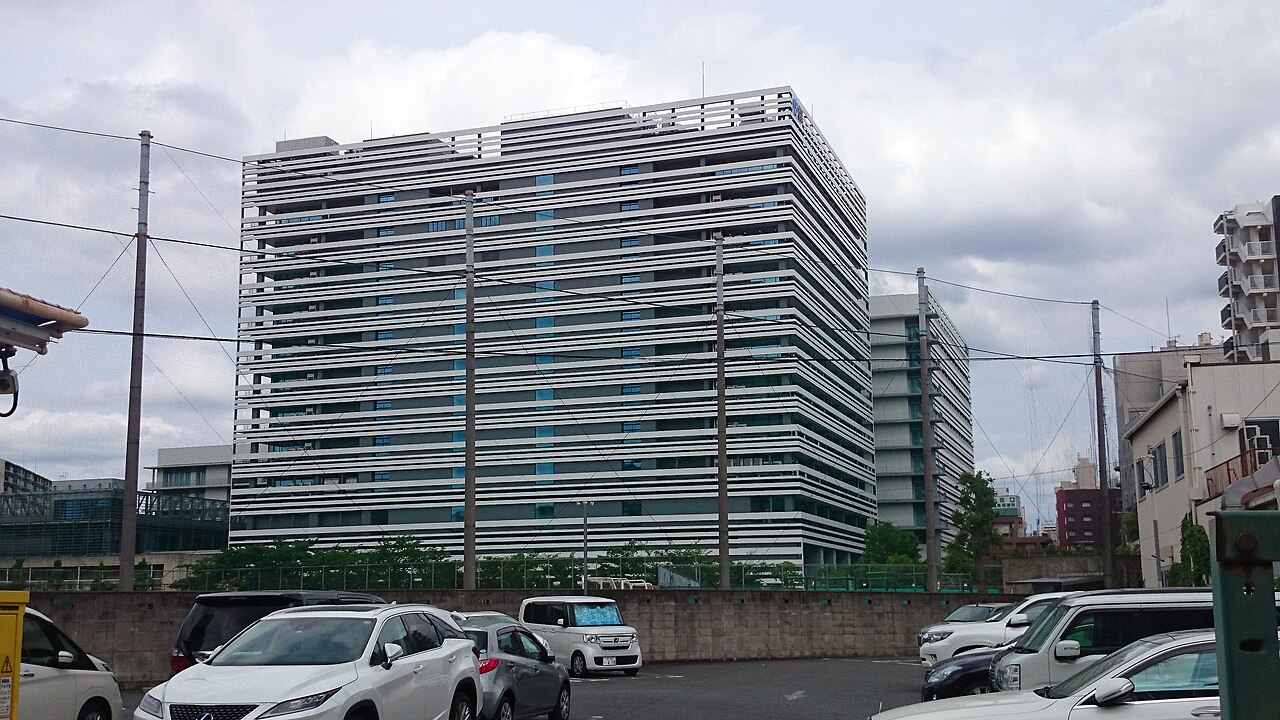 QUINTBRIDGEと同じNTT WEST i-CAMPUS内にあるNTT西日本本社ビルの外観。