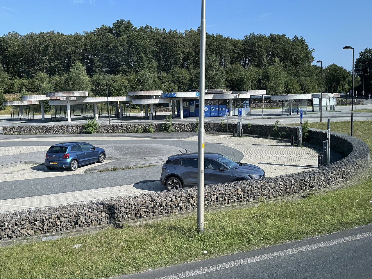 Hub Gietenの駐車場、屋根付き乗場と中央のキオスク。