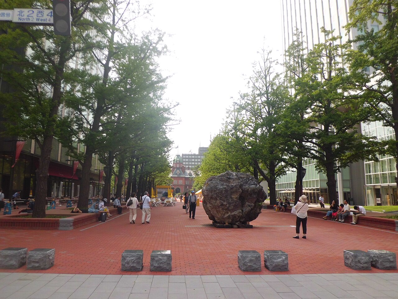 札幌国際芸術祭2014開催中の札幌北3条広場。