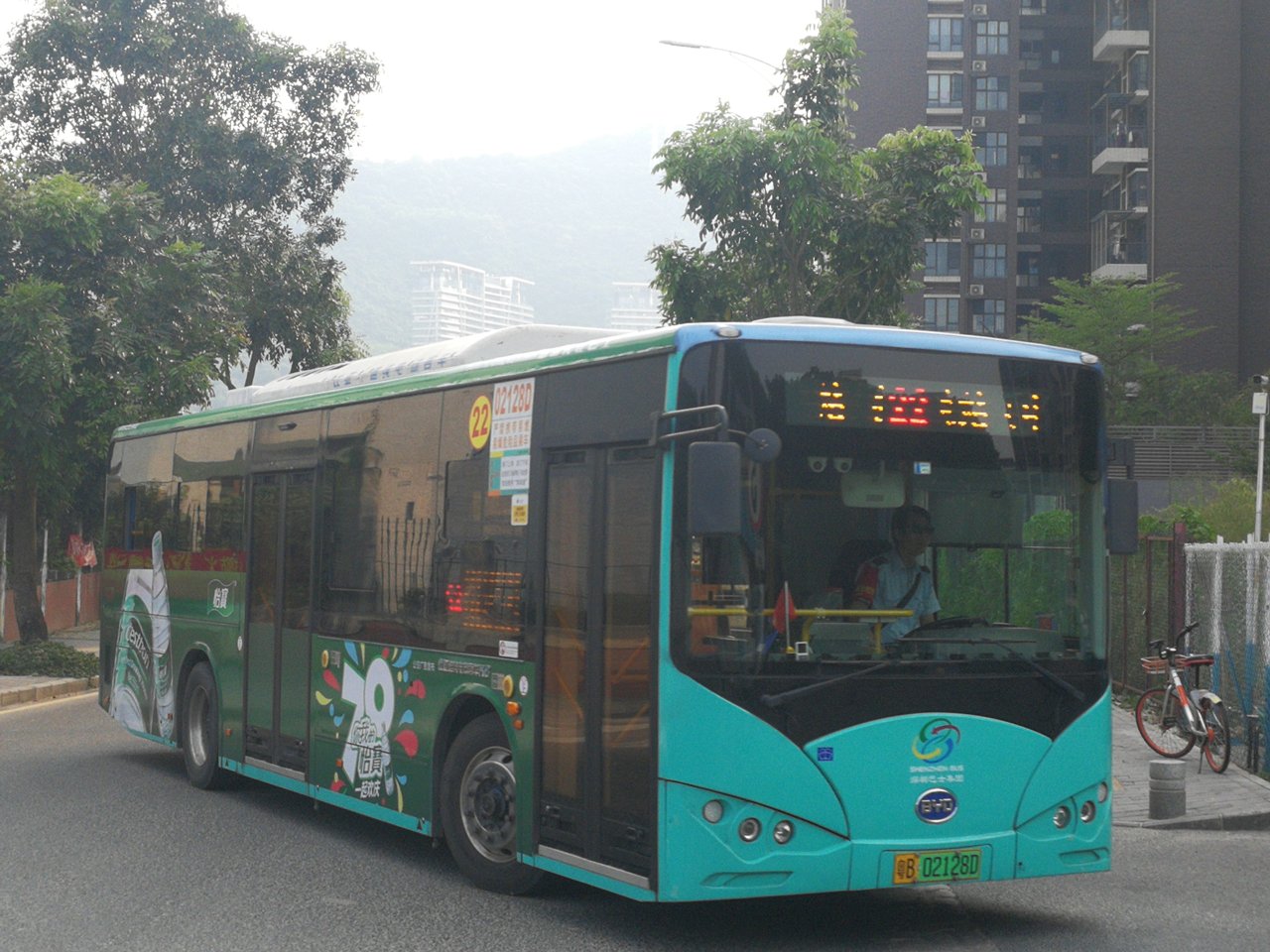 深圳巴士集団22路のBYD CK6100LGEV2電気バス。