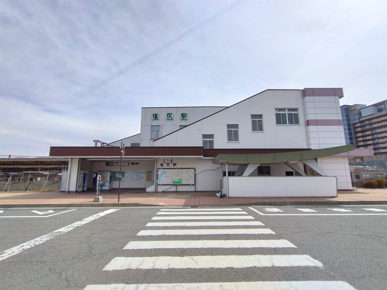 塩尻駅西口の地域文脈写真。のるーと塩尻の車両・乗降場を示すものではない。