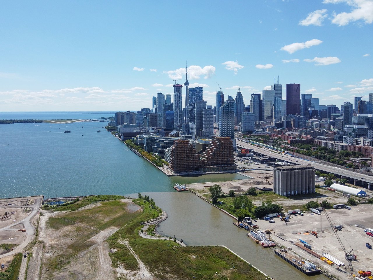 2025年のトロントQuaysideとウォーターフロント。撤退したSidewalk Toronto計画の実現写真ではない。