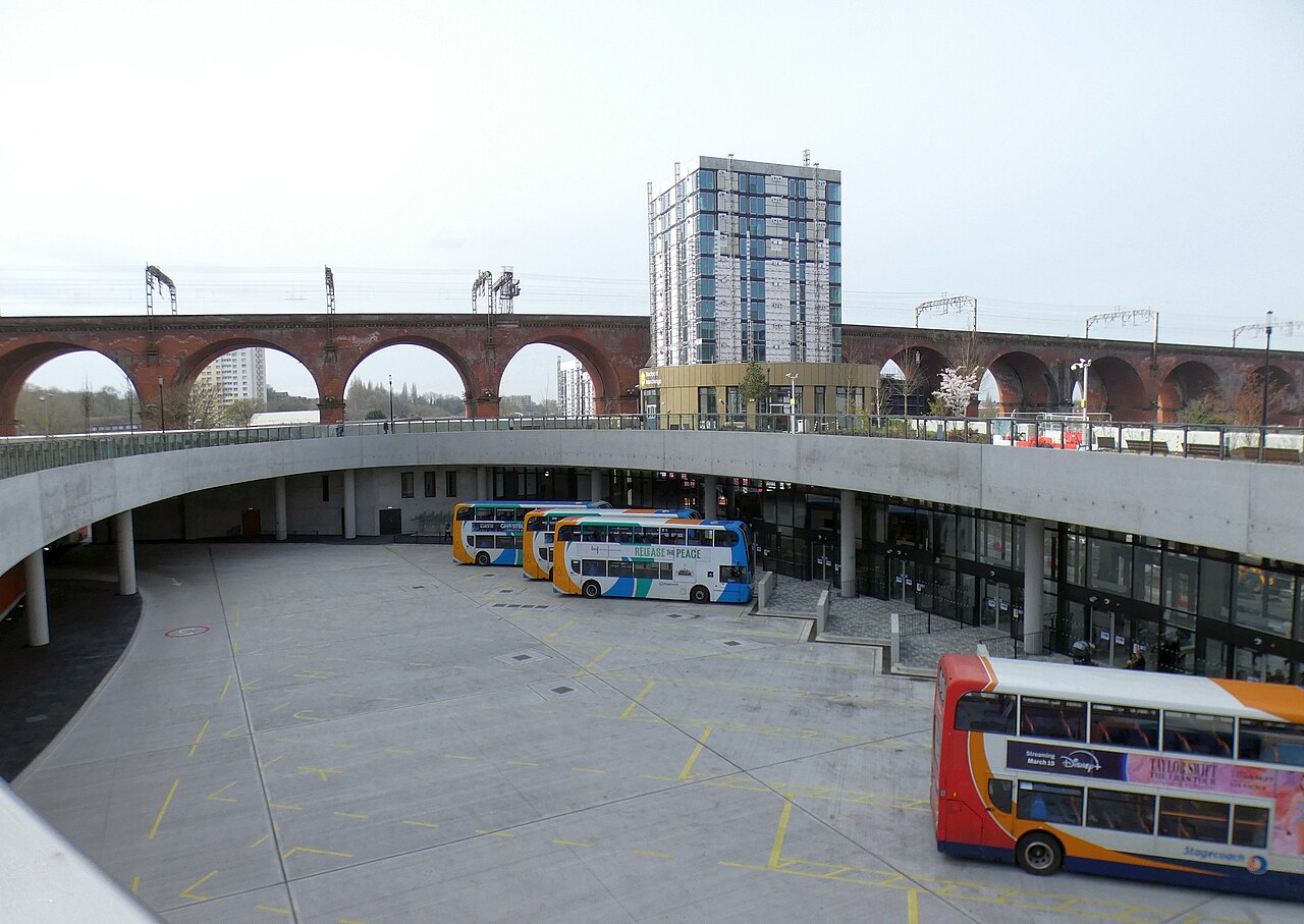 Viaduct Parkから見たStockport Interchangeのバス乗場。