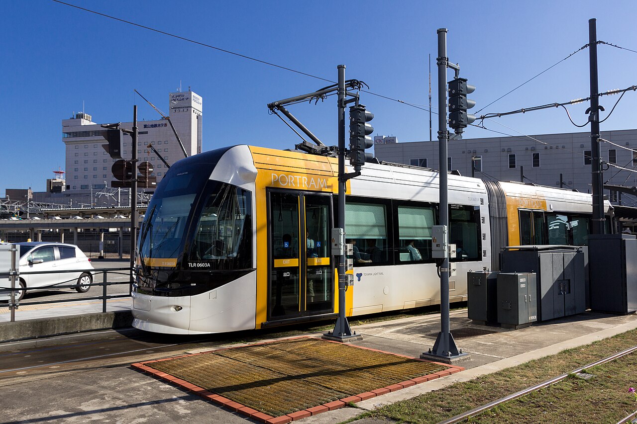 富山駅北停留場の富山ライトレールTLR0603A。