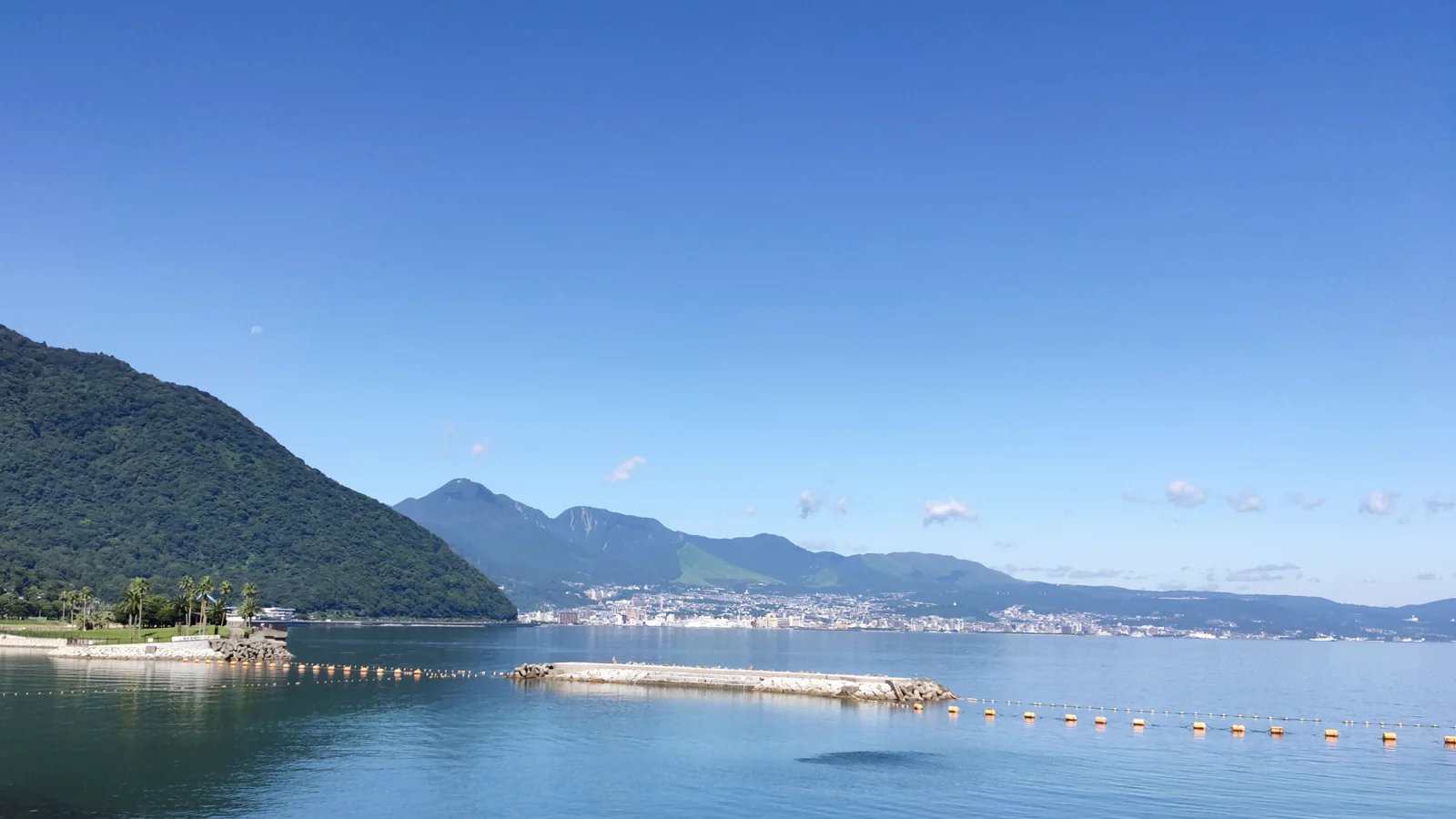田ノ浦ビーチから望む別府湾・別府市