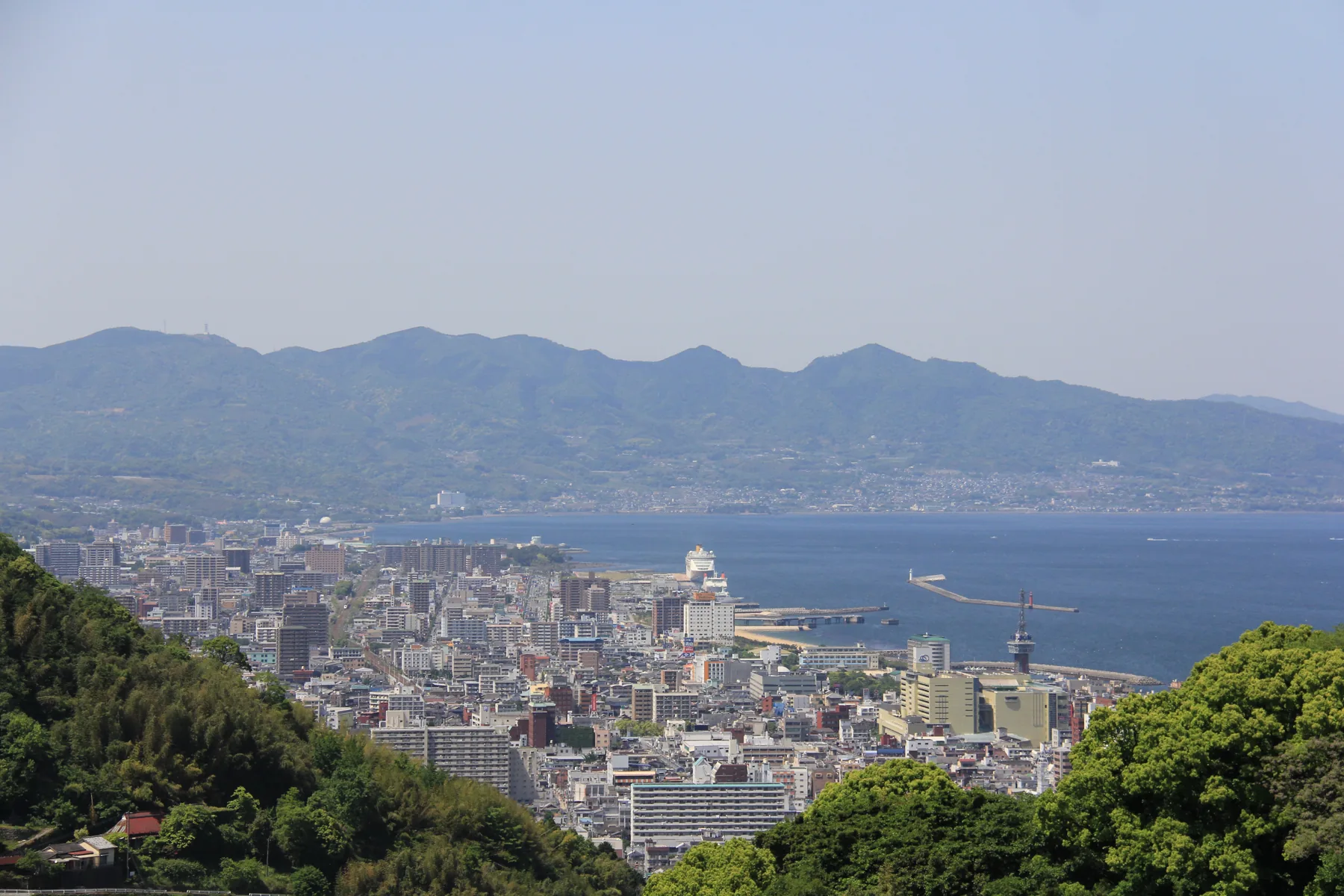 別府の街並みと別府湾を見渡す風景