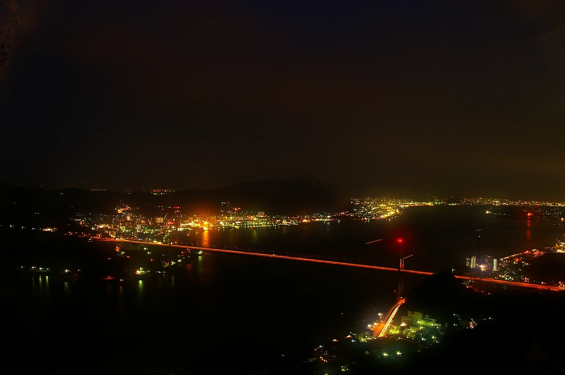 下関から望む関門海峡の夜景。2006年撮影